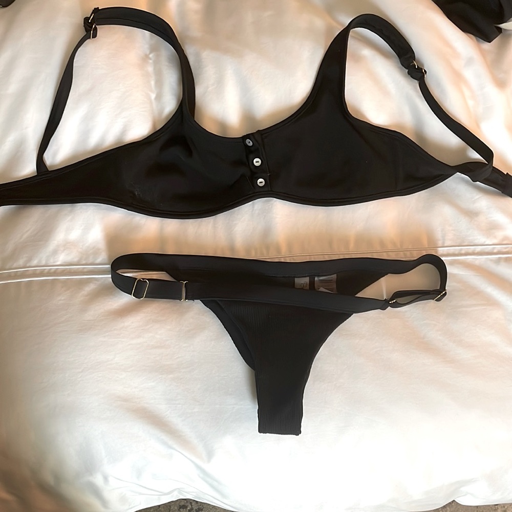 Beach Bunny ribbed bikini adjustable straps on underwire top (s) &  bottoms (xs)